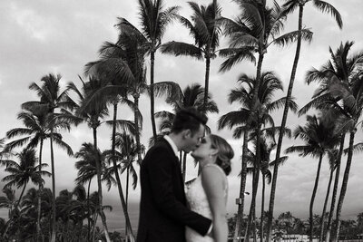candid hawaii wedding photos