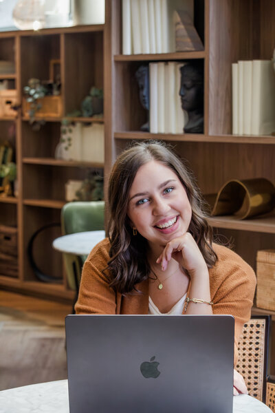 Headshot of Hannah Allen owner of Outsourcing With Love 