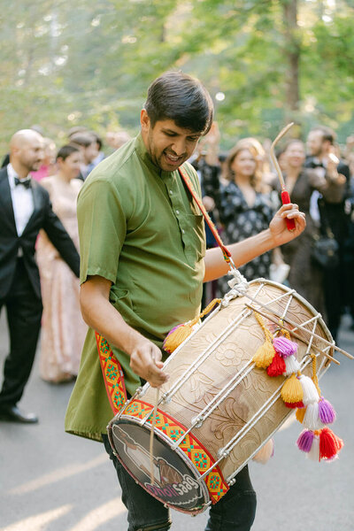 tinted-events-design-and-planning-swan-house-dhol-drummer-photo-michelle-scott-www.tintedevents.om