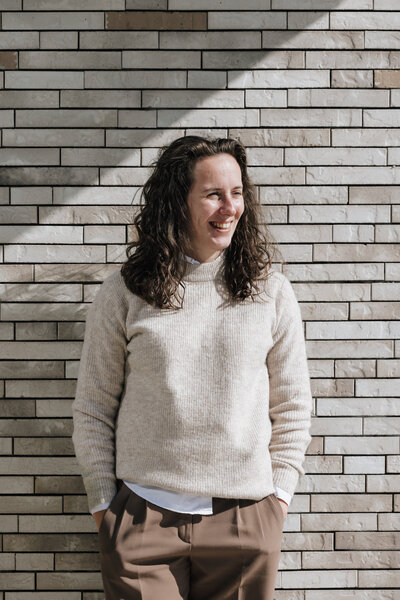 Architect Janne Aerts zit aan terrazzo werkblad van the pink restaurant te Antwerpen