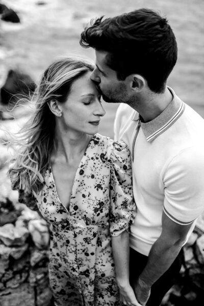 engagement-shoot-couple-kissing-in-black-and-white-on-the-beach-in-antibes