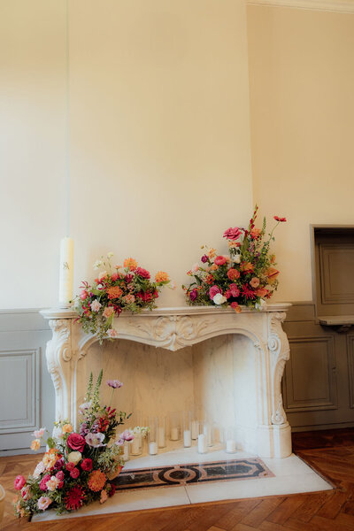 Styling van trouwlocatie met bloemen