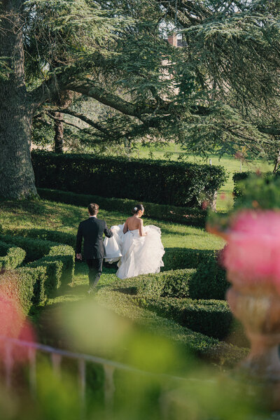 Oahu wedding photographer captures outdoor ceremony by the cliffs