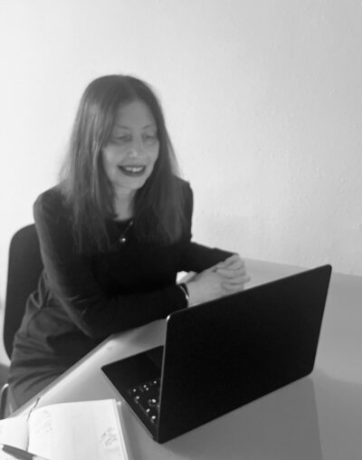 Betina Cunado, The Copywriter Translator, during a Video Call with a Client.