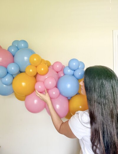 Bash Party Co. owner with balloon garland in Fort Myers, Florida.