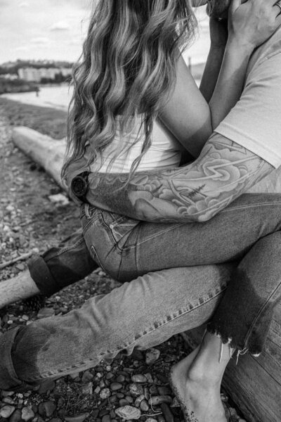 Authentic outdoor session of a couple in the PNW by Kamrynjphotography
