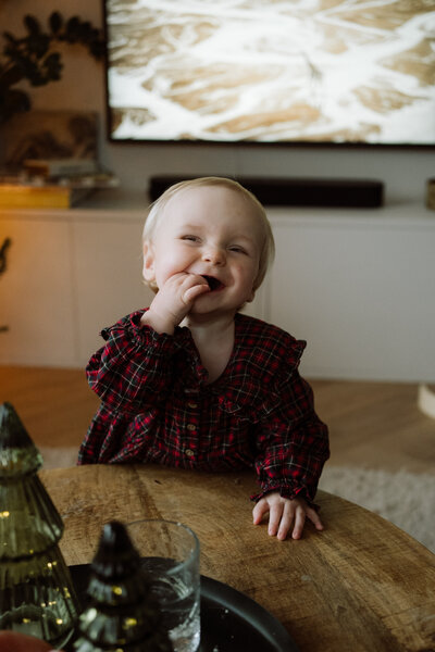 Meisje in kerstjurk, stralend voor de feestdagen – lifestyle fotografie van een speciaal moment