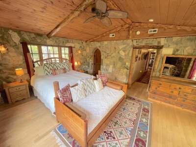 King Bed - Master Suite