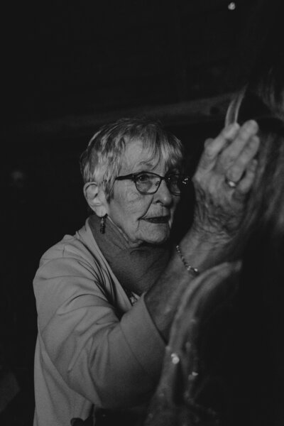 Brudparet säger ja till varandra under en utomhusvigsel vid Rönnås Lada i Varberg.