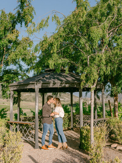 Ben and Nicole’s luxury destination wedding and rehearsal dinner at a San Diego winery estate, captured in timeless editorial style by Michael Asmussen, international destination wedding photographer serving California, Tokyo, Seoul, and beyond. サンディエゴのワイナリー・エステートで行われたベンとニコールのラグジュアリーなデスティネーション・ウェディングとリハーサルディナーは、カリフォルニア、東京、ソウルを拠点とする国際的なウェディングフォトグラファー、マイケル・アスムッセンによってタイムレスなエディトリアルスタイルで捉えられました。Ben 与 Nicole 的奢华目的地婚礼及在圣地亚哥酒庄的彩排晚宴，由国际知名的目的地婚礼摄影师迈克尔·阿斯穆森以经典的编辑风格拍摄，服务范围涵盖加州、东京、首尔及更多地区。벤과 니콜의 럭셔리 데스티네이션 웨딩과 샌디에이고 와이너리 에스테이트에서 열린 리허설 디너는 캘리포니아, 도쿄, 서울 등지에서 활동하는 국제적인 웨딩 포토그래퍼 마이클 아스무센의 타임리스한 에디토리얼 스타일로 담아냈습니다.
La lujosa boda de destino de Ben y Nicole y su cena de ensayo en una finca vinícola de San Diego, capturada con un estilo editorial atemporal por Michael Asmussen, fotógrafo de bodas de destino internacional que trabaja en California, Tokio, Seúl y más allá. l matrimonio di destinazione di lusso di Ben e Nicole e la loro cena di prova presso una tenuta vinicola di San Diego, raccontati con uno stile editoriale senza tempo da Michael Asmussen, fotografo di matrimoni di fama internazionale attivo in California, Tokyo, Seul e oltre.