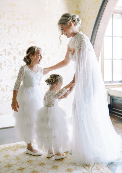 Documentary photo of bride and flower girls preparing – Rehearsal Dinner & Wedding Weekend Photography