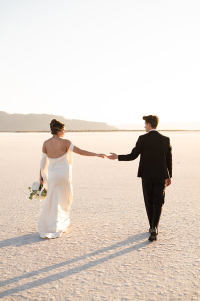 Engagement photos at the Utah Salt Flats whit a couple in all black.