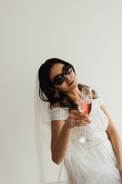 kaboompics_wedding-bride-portrait-veil-glass-of-champagne-sunglasses-29779