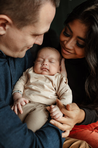 newbornshoot met gezin met baby in de armen