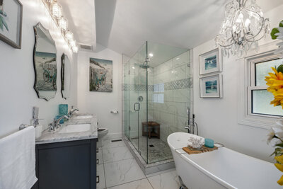 4553 Solina main floor bath (1)
