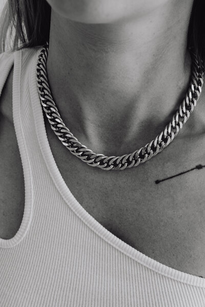 kaboompics_beautiful-woman-with-gold-jewelry-unrecognizable-female-wearing-chain-necklace-and-earrings-27758