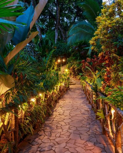 single-parent-family-trip-costa-rica-path