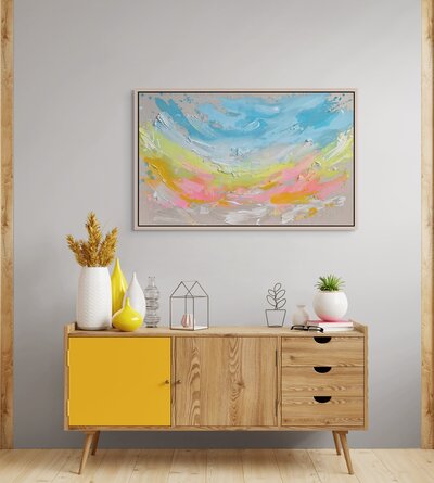 Acrylbild Skywave im Raumbeispiel. Nein-Pink, sonniges Gelb und strahlendes Blau auf naturbelassener Leinwand.