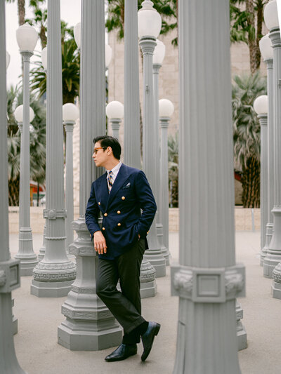 A refined editorial campaign for Ascottage, photographed in Los Angeles, celebrating the art of bespoke menswear with timeless tailoring and modern elegance. Featuring custom suits in soft neutrals and rich textures, this shoot highlights the precision, structure, and effortless sophistication of Ascottage’s craftsmanship. Captured by Michael Asmussen Photography—known for cinematic storytelling and luxury destination campaigns—this visual narrative bridges old-world tailoring with contemporary California style. Ideal inspiration for modern grooms, luxury stylists, and editorial fashion brands. Ascottage의 맞춤형 남성 수트를 선보이는 세련된 에디토리얼 캠페인. 로스앤젤레스에서 촬영된 이번 작품은 클래식한 테일러링과 현대적인 감각을 조화롭게 담아냅니다. 부드러운 뉴트럴 컬러와 고급스러운 소재로 완성된 수트는 Ascottage 특유의 정교함과 품격을 표현하며, Michael Asmussen Photography의 감각적인 스토리텔링을 통해 우아하게 재해석되었습니다. 모던한 신랑, 럭셔리 스타일리스트, 패션 브랜드를 위한 완벽한 영감이 되는 비주얼입니다.