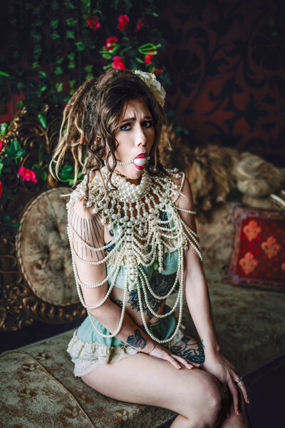 woman-posing-for-photoshoot-on-chair-in-chains-bondage-black-lingerie-photographer-donna-beck-tauranga-boudoir-empowerment-photographer