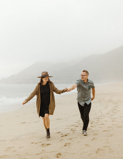 Adventurous couples session in Big Sur, California . Wild and life-giving photos on the central California coast.