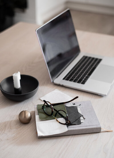 Holding Macbook closed under arm
