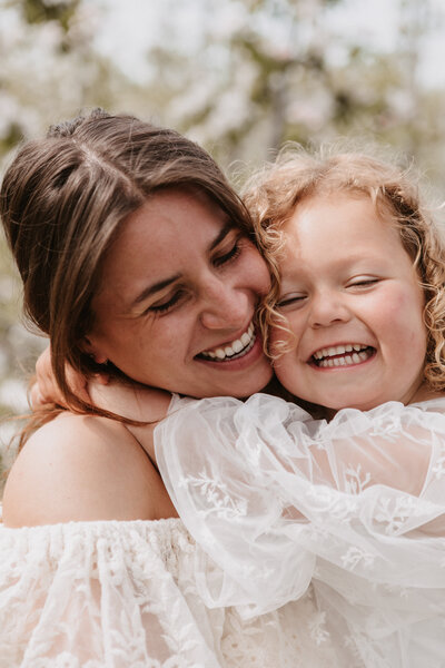 Een prachtige pure foto van moeder en dochter in Wemeldinge tijdens de bloesems in april.