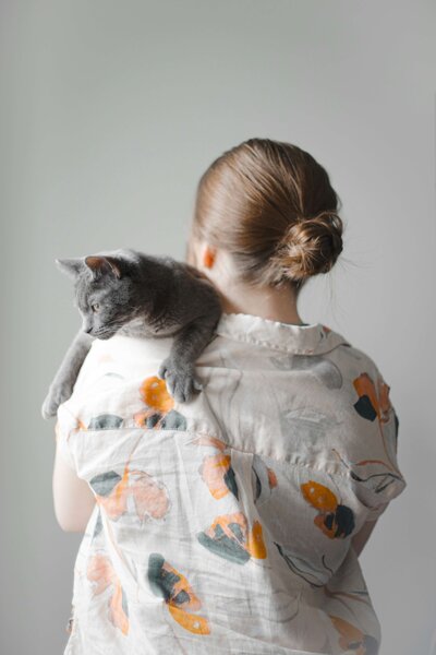 Eine Frau mit ihrer Katze.
