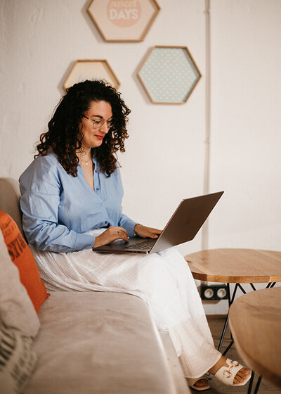 Alexiane, fondatrice de Sagittae Design travaille sur un site internet