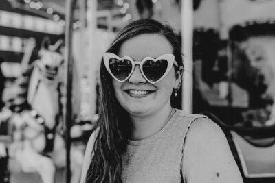 Jana Sauer Weddings mit Herzsonnenbrille auf einem Karussel