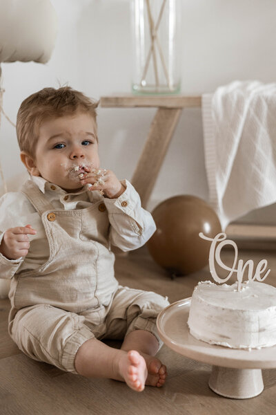 Cakesmash fotoshoot thuis met een jongetje