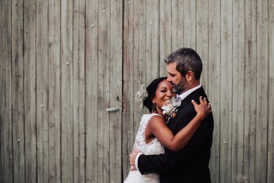 La mariée enlace sont époux après leur mariage en Allier.