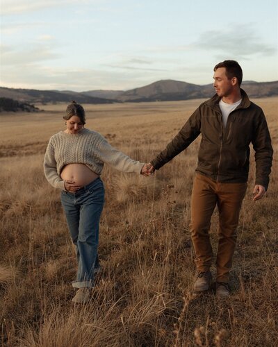 maternity-shoot-field-couple-holding-hands-jac-dodge-photography-new-mexico