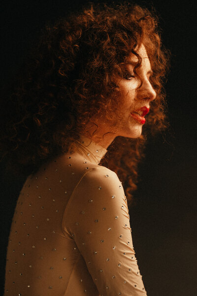 studiový portrét Praha Adél Homolková