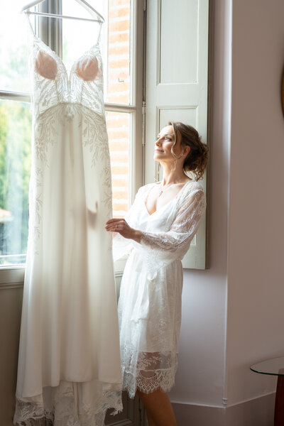 Préparatif de la mariée et découverte de la robe de mariée en dentelle 