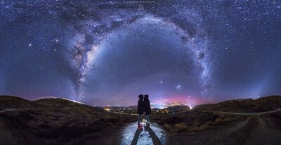 Astrophotography photo of a couple in Queenstown, New Zealand