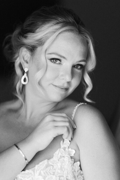 The beautiful bride Kelly in black-and-white