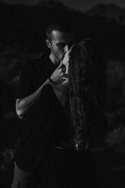 couple kissing in arizona black and white