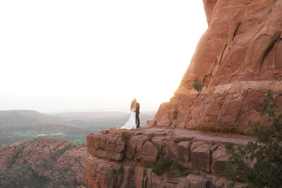 Sedona Cathedral Rock elopement photography – adventurous desert couple captured by Kollar Photography