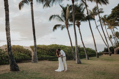 Cassie Beth Photography is a Hawai'i and destination wedding photographer. Cassie Beth Photography focuses on genuine moments, making her clients feel relaxed, and capturing the intimate moments.