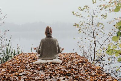 Isabell Botschek sitzt in Yoga Pose am See