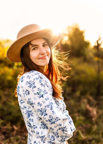 Discover the passion behind the lens with Bel at Everest Portraits, capturing life's genuine moments in Western Washington. Bel's warm, candid style brings out the best in your personal stories, set against the region's stunning natural backdrops