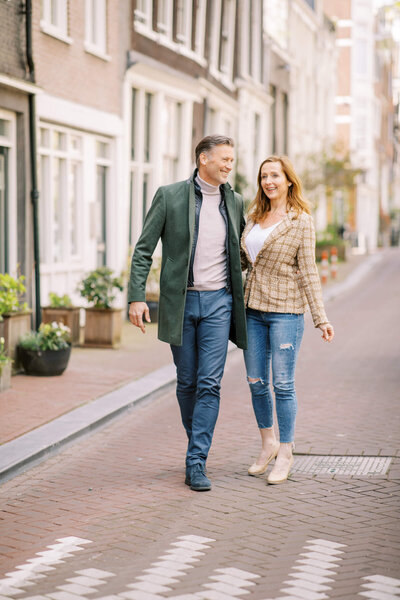 Een verliefd stel geniet van een spontaan moment tijdens een loveshoot