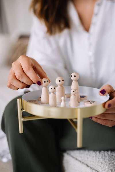 Familie opstelling consult met poppetjes