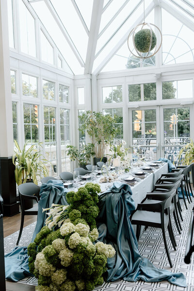 Hydrangeas and oysters wedding tablescape at Bacchus Milwaukee