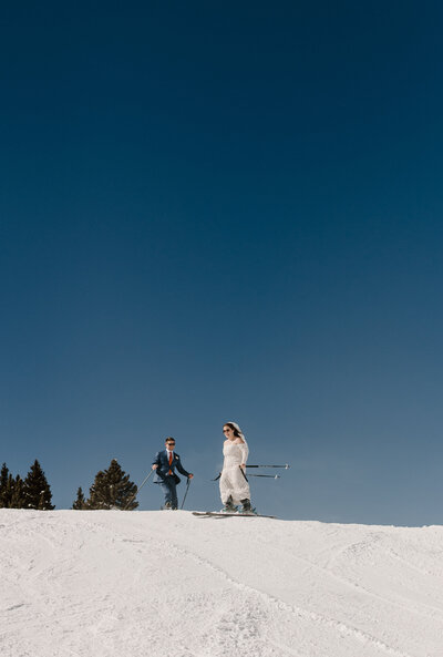 bride-and-groom-on-skis