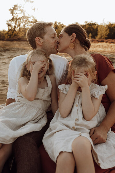 Gezin poseert voor familiefotoshoot  op Landschotse Heide in Beerzel, Antwerpen