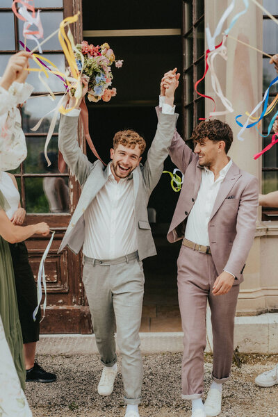 Gleichgeschlechtliches Hochzeitspaar mit liebevoller Dekoration