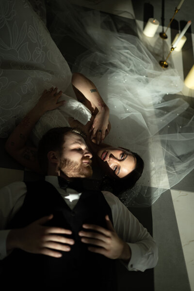 Engagement photos at the Utah Salt Flats whit a couple in all black.