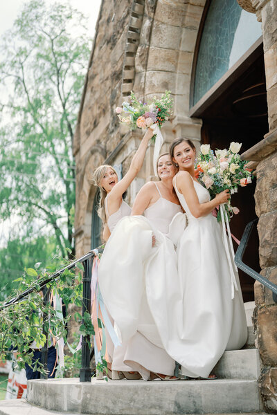 Alabama wedding photographer based in Tuscaloosa, Alabama. Wedding day captured in Mountain Brook, AL